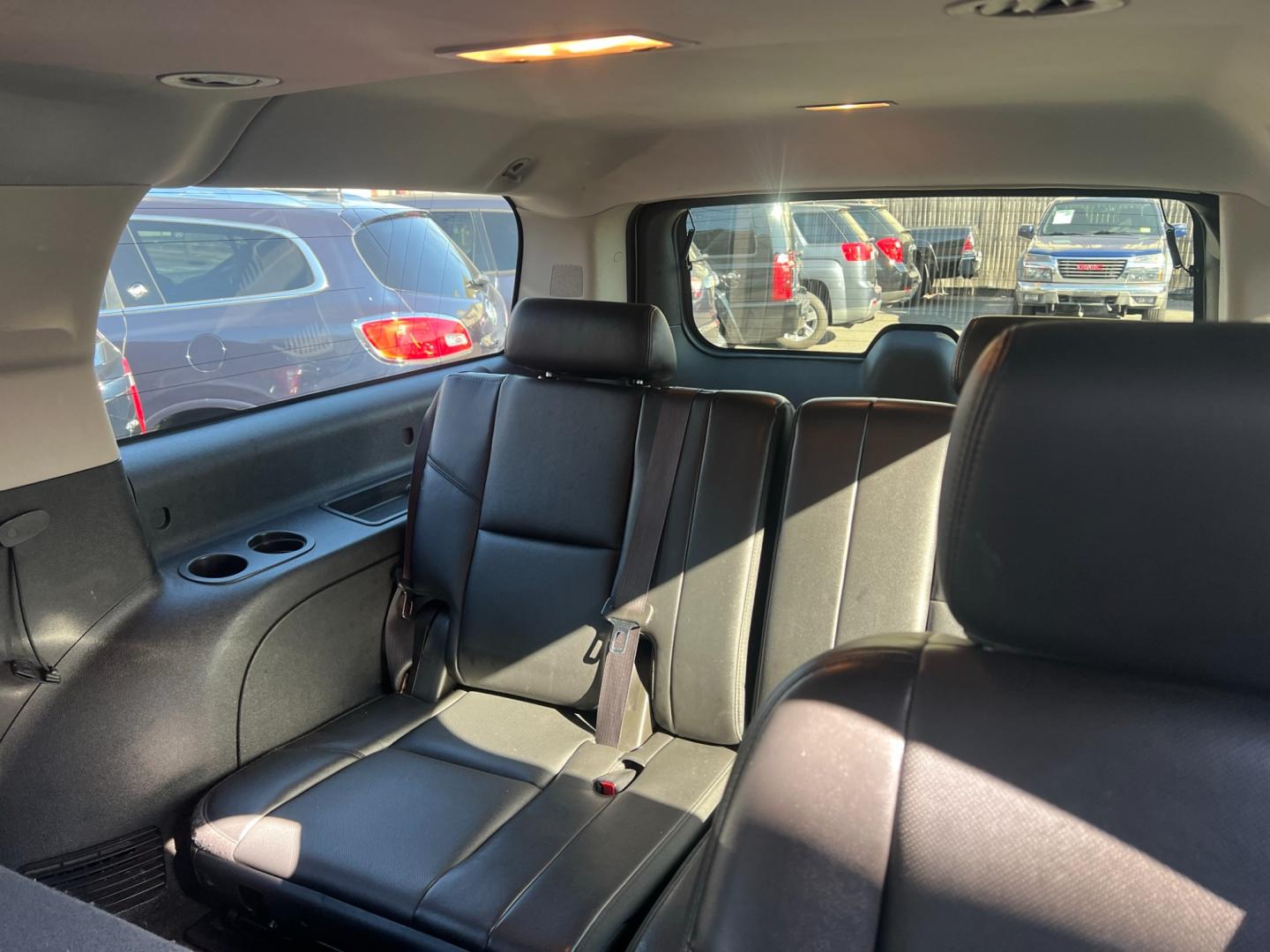 2014 White /Black Leather Chevrolet Suburban LTZ 1500 4WD (1GNSKKE77ER) with an 5.3L V8 OHV 16V FFV engine, 6 SPEED AUTOMATIC transmission, located at 1018 Brunswick Ave, Trenton, NJ, 08638, (609) 989-0900, 40.240086, -74.748085 - Photo#7